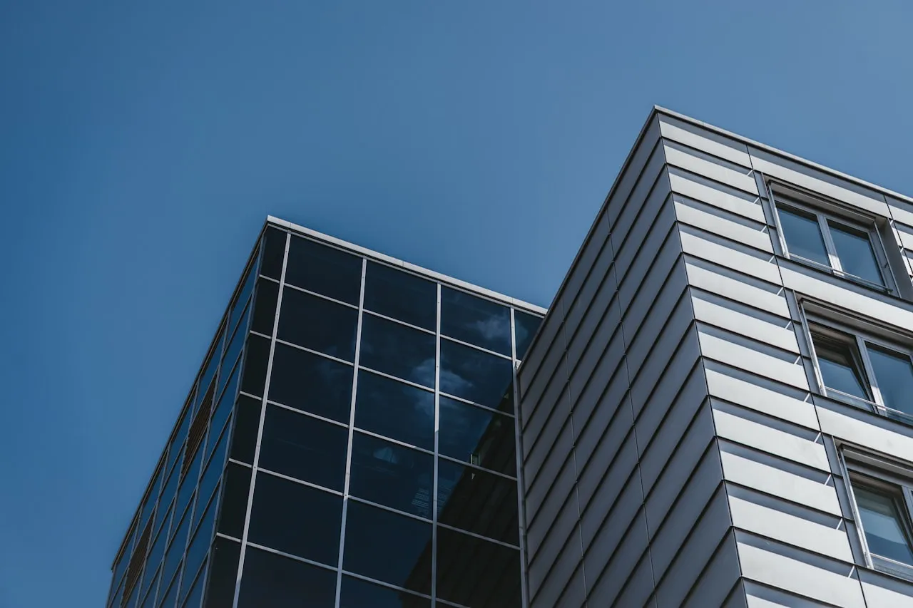 Mesa com contrato de financiamento imobiliário, chaves e calculadora ao lado de planta de apartamento