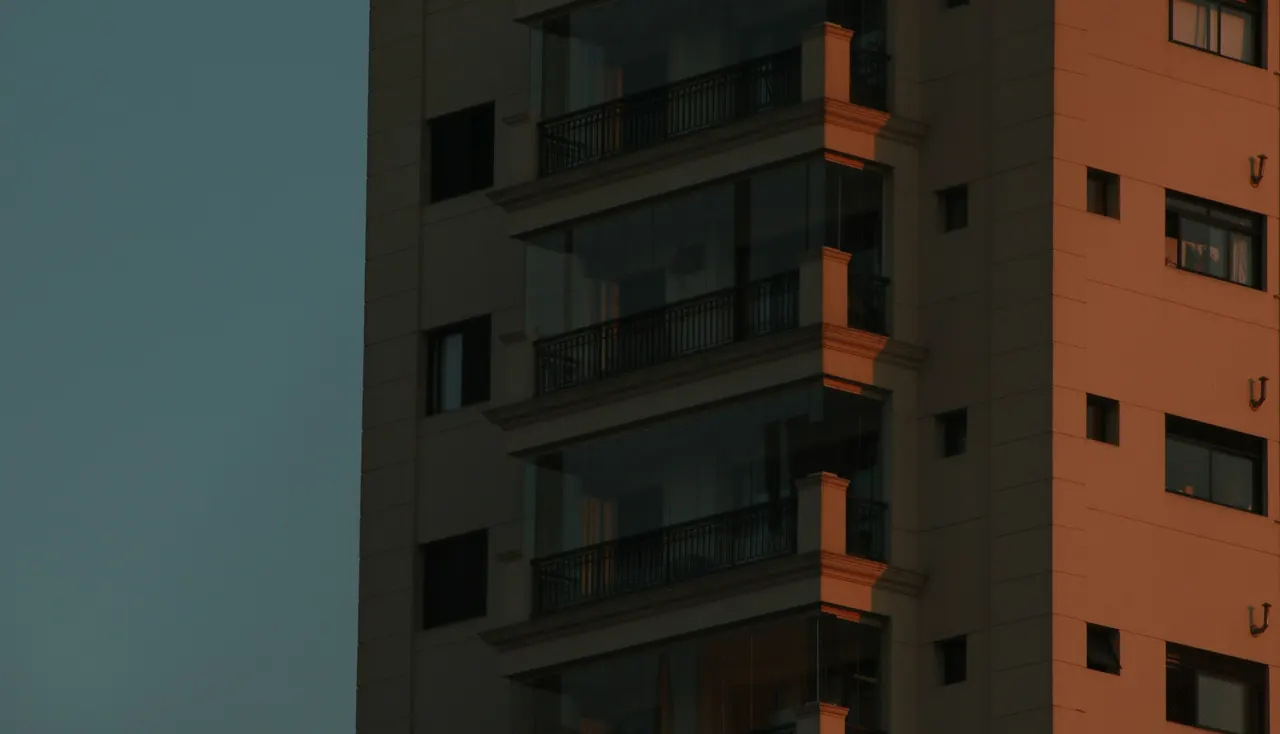 Fachada de edifício residencial moderno vista do nível da rua