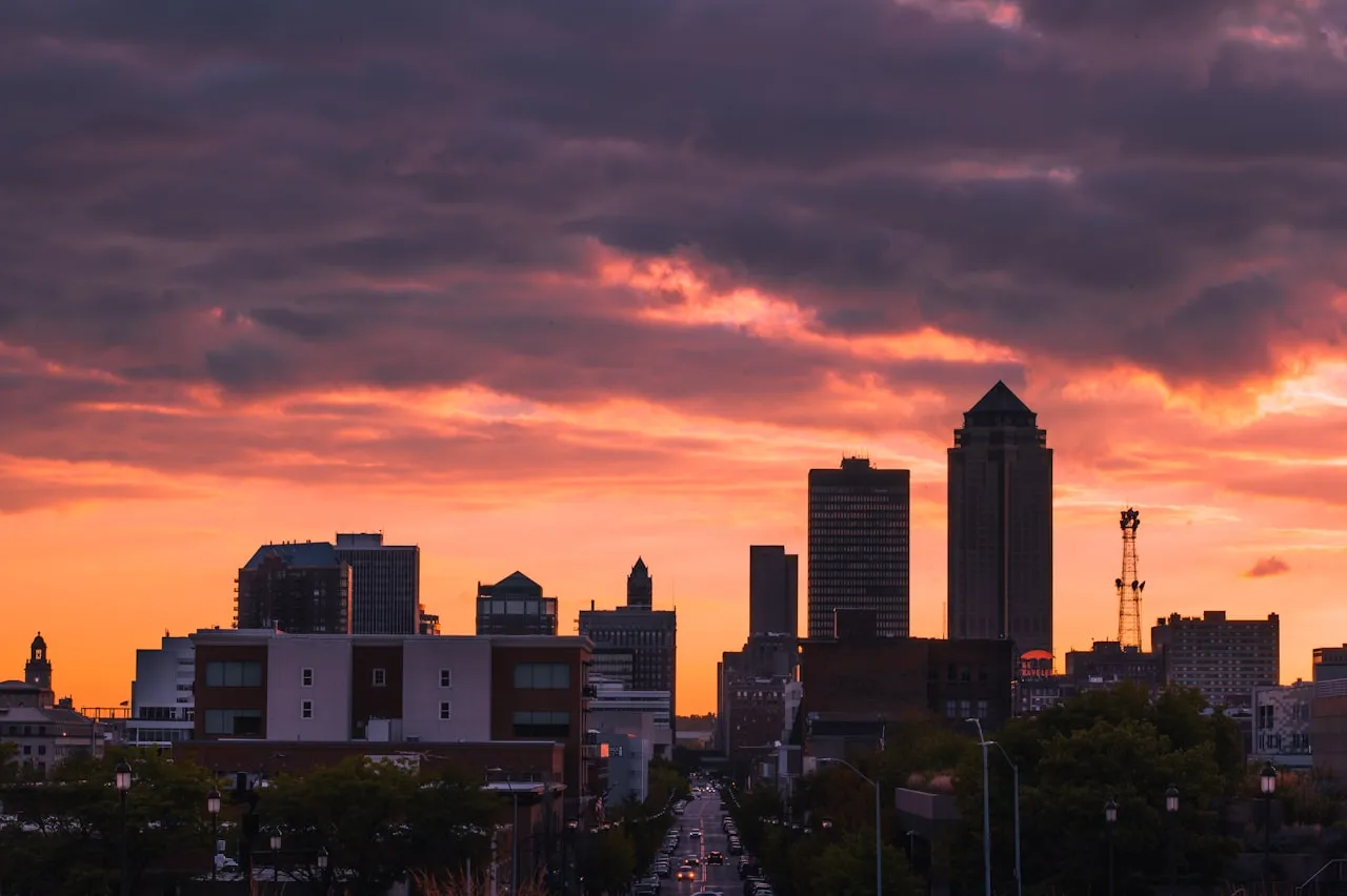 Skyline de prédios residenciais e comerciais ao entardecer visto de cima