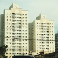 Dois prédios residenciais de muitos andares vistos da rua