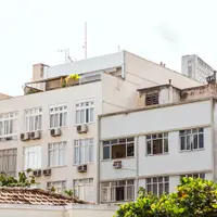 Fachada de prédio residencial urbano com aparelhos de ar-condicionado nas janelas