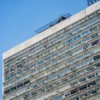 Fachada de prédio alto com dezenas de aparelhos de ar-condicionado nas janelas