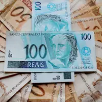 Notas de real brasileiro de várias denominações sobrepostas em close